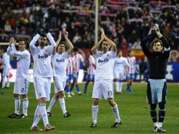 Los jugadores del Real Madrid aplauden a sus aficionados luego d ela victoria ante el Atlético de Madrid. AFP  /