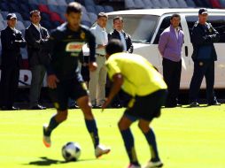 'Chepo' (der.) observa a elementos americanistas durante su entrenamiento en el Estadio Azteca. MEXSPORT  /