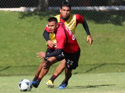 Alfredo González y Édgar Pacheco pelean el balón, en un entrenamiento de Atlas. MEXSPORT  /