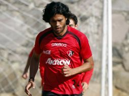 Wilman Conde trota en el entrenamiento rojinegro realizado en Colomos. MEXSPORT  /