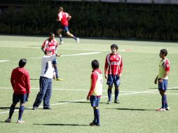 José Luis Real da indicaciones a su pupilos, durante la práctica en el Omnilife. E. PACHECO  /