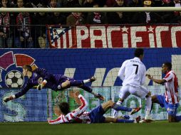 Cristiano Ronaldo (7) vence al arquero del Atlético, David de Gea. AP  /
