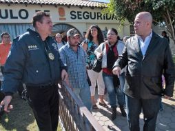 Enrique Alfaro (der) asistió ayer al fraccionamiento Rancho Alegre donde inició operaciones la Policía de Proximidad. S. NÚÑEZ  /