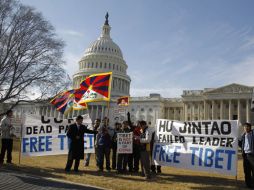 Estudiantes protestan contra el Gobierno de Beijing en Chicago, ante la llegada del jefe del Ejecutivo de China. REUTERS  /