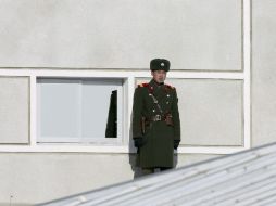 n soldado norcoreano monta guardia en la línea de demarcación militar. EFE  /