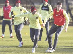 El tapatío Javier Hernández y sus compañeros en una jugada de táctica fija en la práctica del Manchester United. GETTY IMAGES SPORT  /