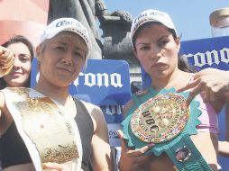 Ana María ''La Guerrera'' Torres (der.) expondrá su título Supermosca del CMB ante la japonesa Naoko Yamaguchi. ESPECIAL  /
