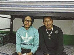 El custodio está junto al cantante que sostiene un libro en sus manos. EL UNIVERSAL  /