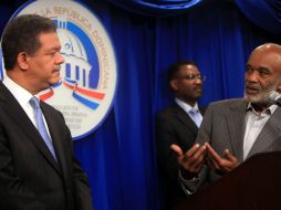 El mandatario de Haití, René Preval, ofrece una rueda de prensa junto a Leonel Fernández. EFE  /