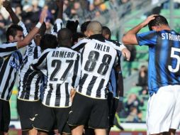 Los jugadores del Udinese festejan su triunfo tras haber vencido al Inter de Milán. AFP  /