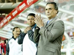 El técnico del Rebaño Sagrado observando el duelo de la fecha tres del Clausura 2011. E. PACHECO  /