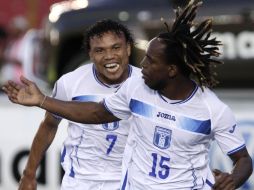 Emil Martínez (izq.) y Walter Martínez (der.) festejan uno de los goles anotados frente a la selección de Costa Rica. AP  /