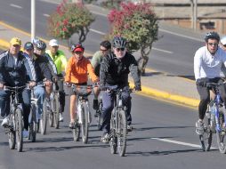 Enrique Alfaro (cachucha amarilla), Emilio González (centro) y Miguel Castro (derecha), hicieron un recorrido en bicicleta. S. NÚÑEZ  /