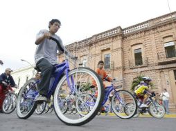 Ciclistas pasean en Chapala. Si prospera el proyecto del alcalde Miguel Castro, la escena se repetirá semanalmente. S. NÚÑEZ  /