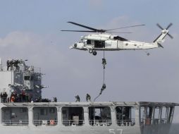 Efectivos de la marina de Corea del Sur participan en una simulación de ataque terrorista en Pyeongtaek. EFE  /