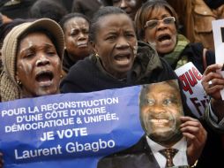 Mujeres muestran su apoyo a Laurent Gbagbo, presidente no reconocido por la comunidad internacional. AP  /