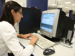 El gobierno está conciente de que los trabajadores pierden tiempo en estas redes sociales y se desconcentran. ARCHIVO  /