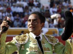 El torero mexicano José María Luevano tras cortar una oreja. NOTIMEX  /