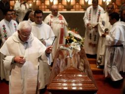 Sacerdotes rezan alrededor del féretro del obispo Samuel Ruiz García. AP  /