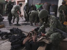 Autoridades señalan que se colocaron mantas en municipios michoacanos en alusión a la desintegración del grupo delictivo. REUTERS  /
