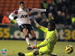 ''Chicharito'' vence al arquero del Blackpool, para hacer el segundo gol del ManU. AFP  /