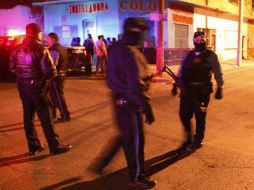 Agentes de seguridad municipales resguardan la zona donde se enfrentaron policías federales y escoltas del alcalde. REUTERS  /