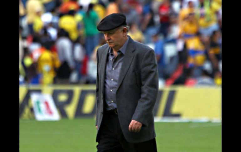 Manuel Lapuente retirándose de la cancha tras ser derrotado en la fecha tres del Clausura. NOTIMEX  /