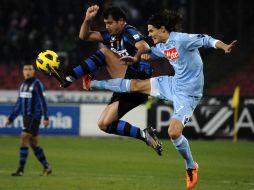 El jugador del Inter, Dejan Stankovic (izq.), roba el balón al uruguayo Cavani, en el partido disputado hoy en Nápoles. AP  /