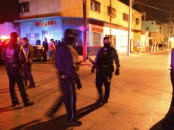 Policías resguardan la zona donde agentes federales dieron muerte a un escolta del edil de Ciudad Juárez. REUTERS  /
