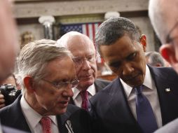 El presidente estadounidense  Barack Obama se reúne con el senador demócrata Harry Reid, a su salida del Capitolio en Washington. AP  /