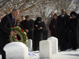 El administrador de la NASA  Charles Bolden y otro personal de la NASA participar en  una ceremonia de ofrenda floral. REUTERS  /