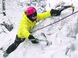 Sergio Pérez escala en una cascada congelada en Suiza. Sauber Motorsports  /
