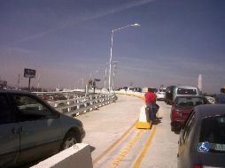 Imagen del congestionamiento en el Puente difundida en Twitter por el usuario @ado_padrino. ESPECIAL  /