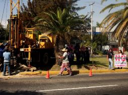 Ante la presencia de maquinaria para hacer estudios de suelo, ayer los vecinos de la zona salieron a manifestarse en contra. A. GARCÍA  /