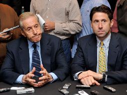 Fred Wilpon (izq.), y Jeff Wilpon (der.), dueños del equipo neoyorkino, anuncian la medida hoy, en conferencia de prensa. AP  /
