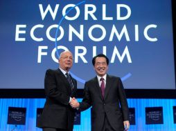 41º Foro Económico de Davos: El primer ministro japonés Naoto Kan (d) y el fundador del Forod de Davos, Klaus Schwab (i). EFE  /