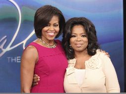 La presentadora Oprah Winfrey (d) junto a la primera dama de EU, Michelle Obama. AP  /