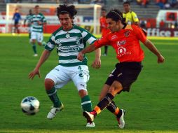 Iván Estrada (izq.) y Guillermo Rojas (der.) disputan el control del balón, en el partido de esta tarde. MEXSPORT  /