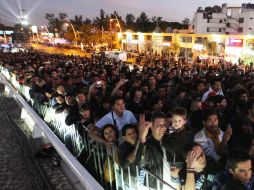 Los asistentes disfrutan del evento en conmemoración a la apentura del puente Matute Remus. A.CAMACHO.  /