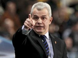 Aguirre da indicaciones a sus pupilos durante el partido en Málaga. EFE  /