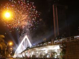 El espectáculo pirotécnico iluminó la estructura del puente. A.CAMACHO  /