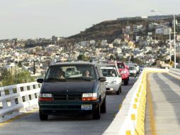 Análisis de especialistas destacan que el automovilista se siente inseguro al transitar por el puente. E. PACHECO  /