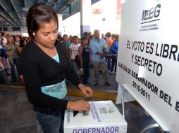 Una mujer emite su voto. Un total de 2 millones 427 mil 938 ciudadanos estaban convocados a votar hoy en Guerrero. NTX  /