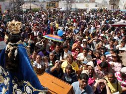 Como cada domingo previo al 2 de febrero, Santa Anita vivió una auténtica fiesta para venerar a la abogada de los enfermos. A. CAMACHO  /