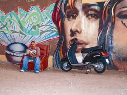 El español Carlos Díez Polanco presenta algunas de sus obras y exhibe el placer de la lectura.ESPECIAL  /