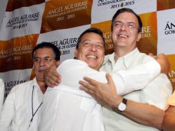 El jefe de Gobierno del DF, Marcelo Ebrard (der.) felicita a Ángel Aguirre, candidato de la alianza Guerrero Nos Une. EL UNIVERSAL  /