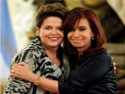 La presidenta Dilma Rousseff a su llegada a Argentina, es recibida por Cristina Kirchner su homóloga. REUTERS  /