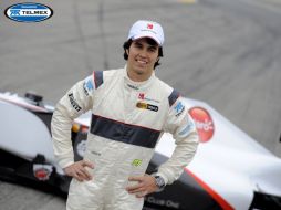 Sergio Pérez tras descubrir su nuevo monoplaza con el que iniciará en Fórmula Uno. AFP  /