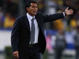El técnico del conjunto de los Zorros dando indicaciones a sus jugadores en el duelo frente al América. MEXSPORT  /