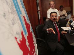 José Luis Hernández Amaya explica qué zonas de la metrópoli sufrirán el corte de agua el próximo fin de semana. S. NÚÑEZ  /